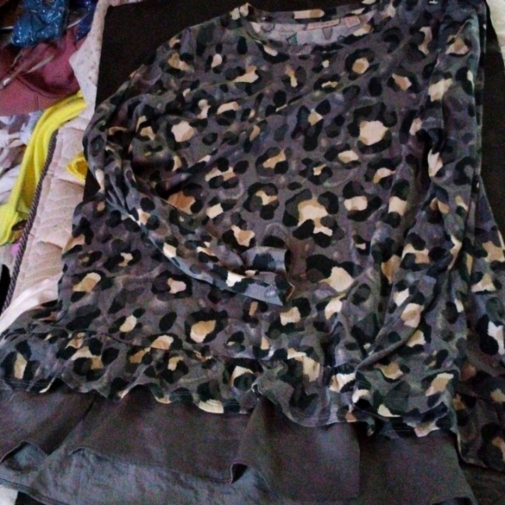Logo Lori Goldstein camo tunic with flounce